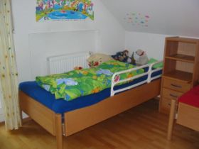 Kinderzimmer 1-Bett.JPG